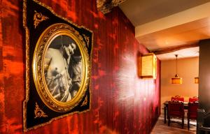 a framed picture on a wall in a restaurant at Maison Au Cheval Noir in Maastricht