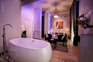 une grande salle de bains avec baignoire et une chambre dans l'établissement Bourbon House, à Naples