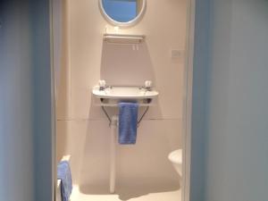 Baño pequeño con lavabo y espejo en Siesta Villa, en Jindabyne