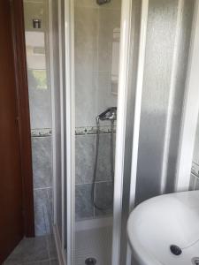 ein Bad mit einer Dusche und einem Waschbecken in der Unterkunft Casa Artemia in Sanxenxo