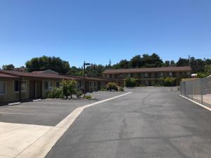 un aparcamiento vacío frente a un edificio en Budget Inn en Paso Robles