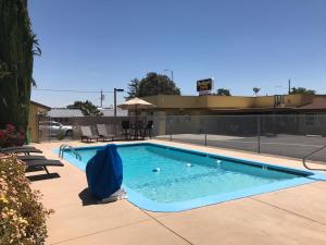 a swimming pool with a blue object in a yard at Budget Inn in Paso Robles