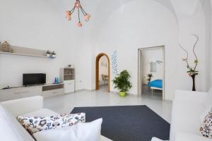 サン・パンクラーツィオ・サレンティーノにあるCasa Angiulina by BarbarHouseの白いリビングルーム(ソファ、テレビ付)