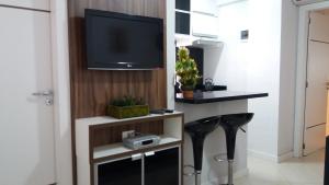 En tv och/eller ett underhållningssystem på Residencial Costa do Encanto
