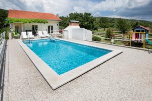 בריכת השחייה שנמצאת ב-Villa with pool near Split או באזור