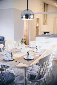 mesa de comedor con sillas y comedor en Dalhus - House in the Valley, en Norddal