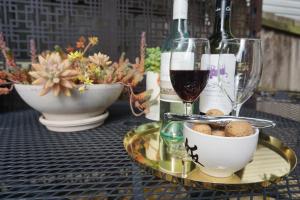 una mesa con copas de vino y un plato de comida en Southlynne en Launceston