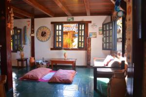 a living room with a bed in the middle of the room at Pousada Mar Aberto in Arraial d'Ajuda