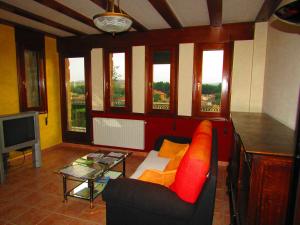 een woonkamer met een bank en een tv bij Casa en ambiente tranquilo y relajante in Garray