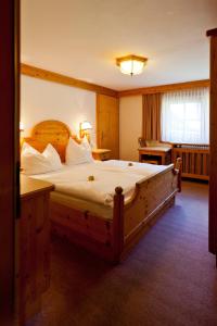 una camera con un grande letto in legno di Bio-Bauernhof Grundlehnerhof a Ramsau am Dachstein