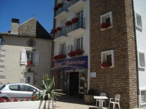 un bâtiment avec un panneau indiquant une grande boulangerie dans l'établissement Hôtel Beauséjour, à Chaudes-Aigues