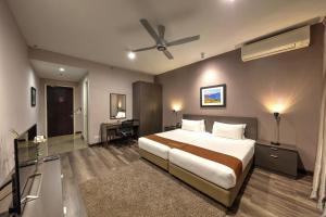 Postel nebo postele na pokoji v ubytování Acappella Suite Hotel, Shah Alam