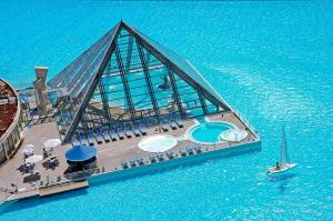 una vista aérea de un edificio en el agua en San Alfonso del Mar Puerto del Sur, en Algarrobo