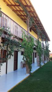 an outside view of a building with ivy at Pousada Brisa Do Pontal in Fortim