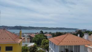 Blick auf eine Stadt mit Fluss und Gebäuden in der Unterkunft Apartamentos Tejo à Vista in Lissabon