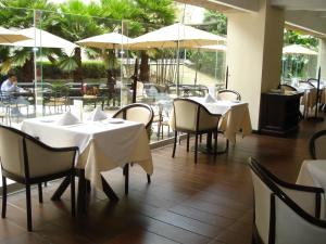 Un restaurante u otro lugar para comer en Royal Pedregal