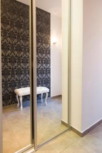 uno specchio in una stanza con panchina di Apartament SunForYou 1 a Danzica