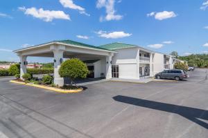 a large white building with a parking lot at Motel 6 Waycross in Waycross