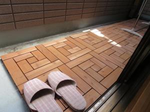 大阪天六馆的浴室地板上的一双鞋 更多59张照片