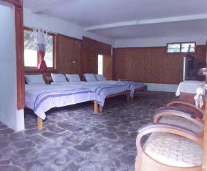 1 dormitorio con 2 camas y TV. en Omah nDeso Argopeni, en Srumbung