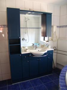y baño con lavabo y espejo. en Bella Citta Vecchia en Limburg an der Lahn