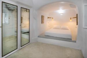 Un pat sau paturi într-o cameră la Cosmoia Cave House