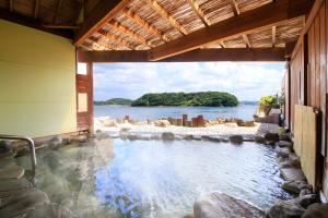 uma piscina com vista para uma massa de água em Hirado Kaijyo Hotel em Hirado