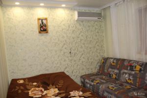 ゲレンジークにあるGuest house Priboynaya ulitsa 8のリビングルーム(ソファ付)