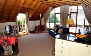 un soggiorno con divano e tavolo di Town End Farm Cottages a Taunton
