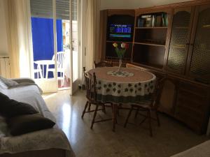 salon ze stołem i telewizorem w obiekcie Jolie Maison w mieście Santa Margherita Ligure