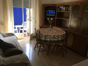 a living room with a table and a tv at Jolie Maison in Santa Margherita Ligure
