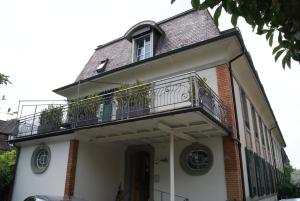 uma casa com uma varanda ao lado em Luxury Apartments Justingerweg Bern em Berna