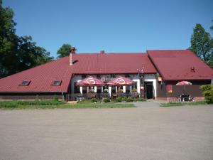 ein rotes Dach mit rotem Dach in der Unterkunft Penzion Hamrovka in Dobřív