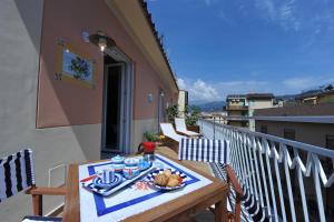 un tavolo con un piatto di cibo su un balcone di Maison Lauren a Sorrento