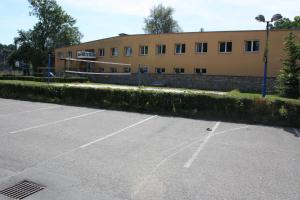 ロウドニツェ・ナト・ラベムにあるSporthotel BK Pod Lipouの建物前の空き駐車場