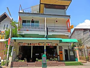 un edificio con un restaurante con balcón en Love CNX Guesthouse, en Chiang Mai