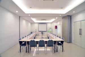 a conference room with a long table and chairs at POP! Hotel Tebet Jakarta in Jakarta