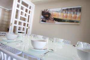 サロウにあるFor a Stay Bello Horizonteの白いテーブル(皿、メガネ付)