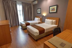 Postel nebo postele na pokoji v ubytování Acappella Suite Hotel, Shah Alam