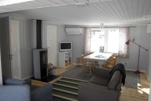 a living room with a couch and a table at Lakeside House in Lapland in Skaulo