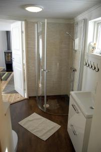 y baño con ducha, aseo y lavamanos. en Lakeside House in Lapland, en Skaulo