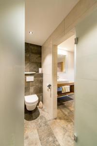 La salle de bains est pourvue de toilettes et d'un lavabo. dans l'établissement Gasthaus Hotel Oberwirt, à Ebbs