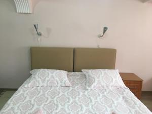 Una cama con dos lámparas encima. en Natureland Efes Pension, en Selçuk