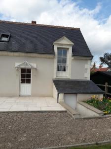 uma casa branca com uma janela e uma porta em gite la Pinetterie em Civray-de-Touraine