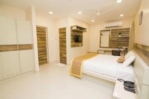1 Schlafzimmer mit einem großen Bett und einem Badezimmer in der Unterkunft KK Inn in Gūduvāncheri