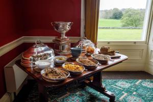 una mesa llena de tazones y platos de comida en Temple House, en Ballymote