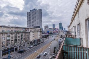 uma vista para uma rua da cidade com carros e edifícios em Apartament przy Rotundzie em Varsóvia