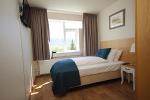 Tempat tidur dalam kamar di Hotel Kjarnalundur- Aurora Dream - Lodges and Rooms