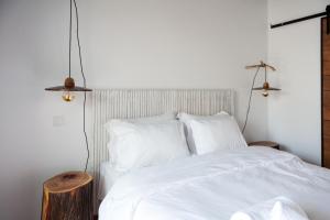 a white bed with white sheets and pillows at Lemon Tree Stay in Faro