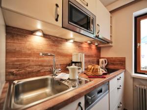 Kuchyň nebo kuchyňský kout v ubytování Appartements & Chalets Wiesenruh